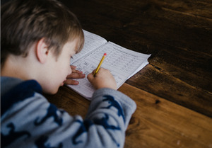 Почти 90 процентов россиян помогают своим детям с домашними заданиями